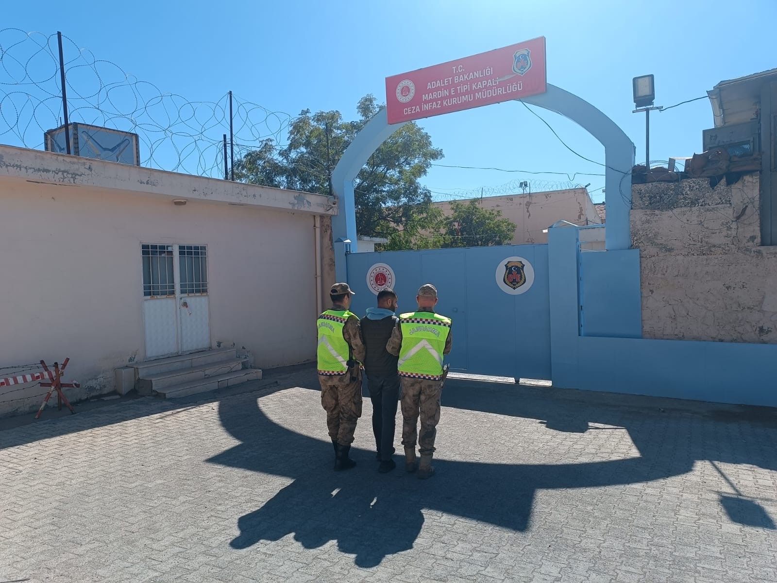 Haklarında kesinleşmiş hapis cezası bulunan 2 firari yakalandı