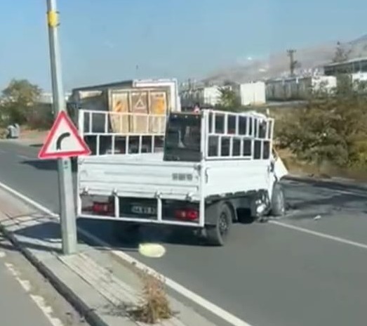 Kamyon ile kamyonet çarpıştı: 1 ölü