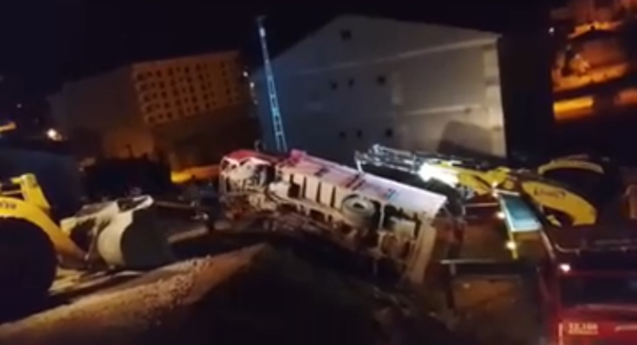 Odun yüklü kamyonet devrildi