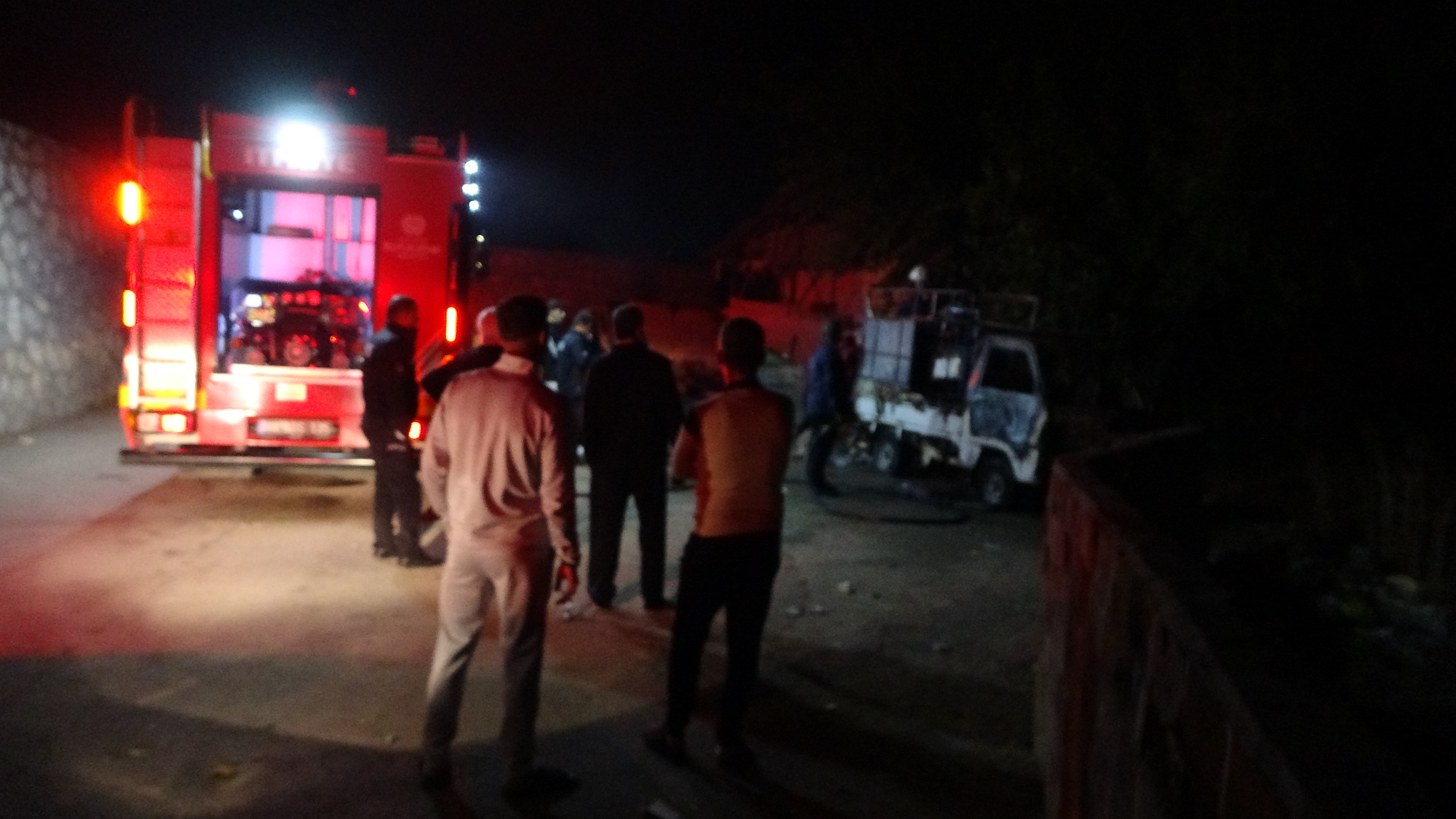 Park halindeki araçta çıkan yangın paniğe neden oldu