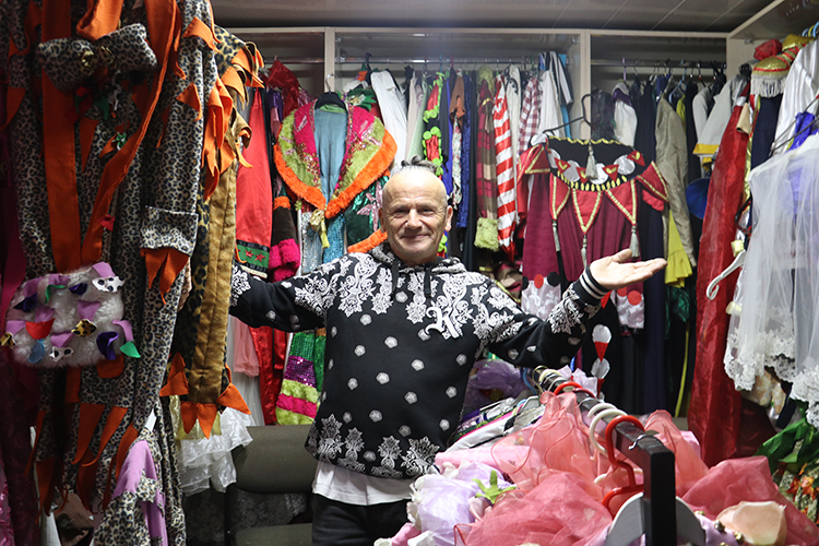 Tiyatro sanatçısı 37 yıldır atık malzemelerden sahne kostümü dikiyor