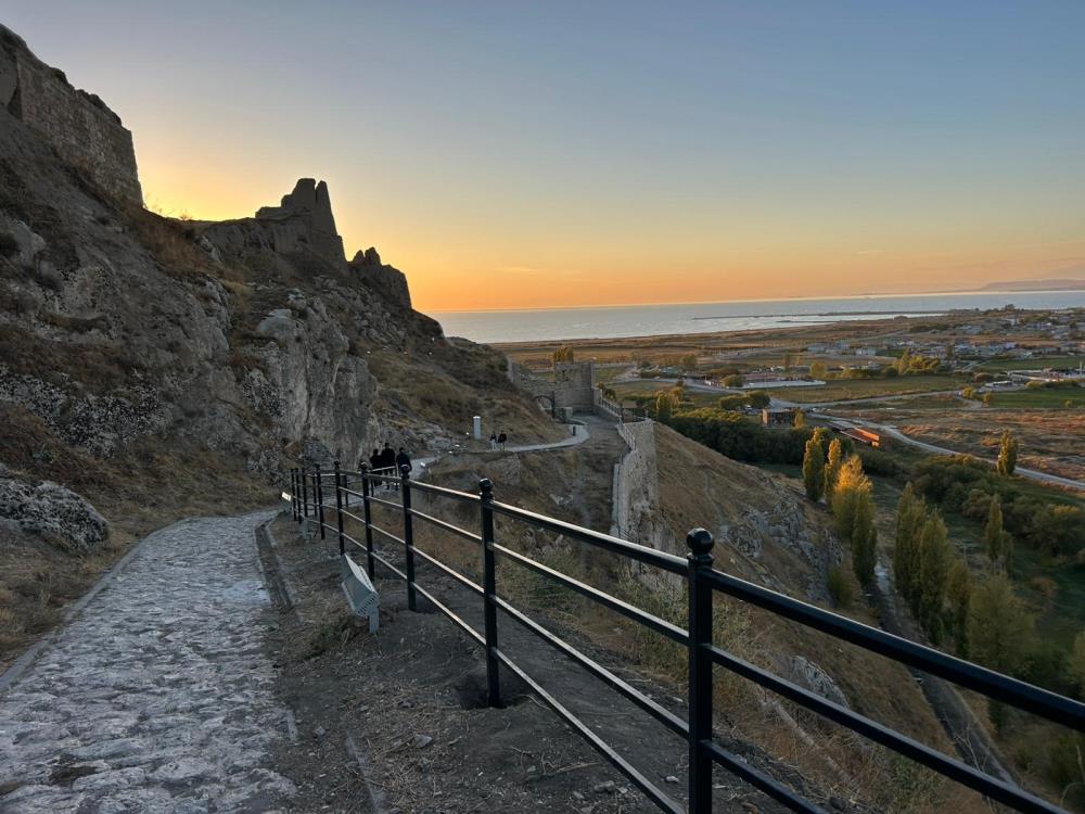 Van Kalesi'nin surlarına korkuluk yapıldı