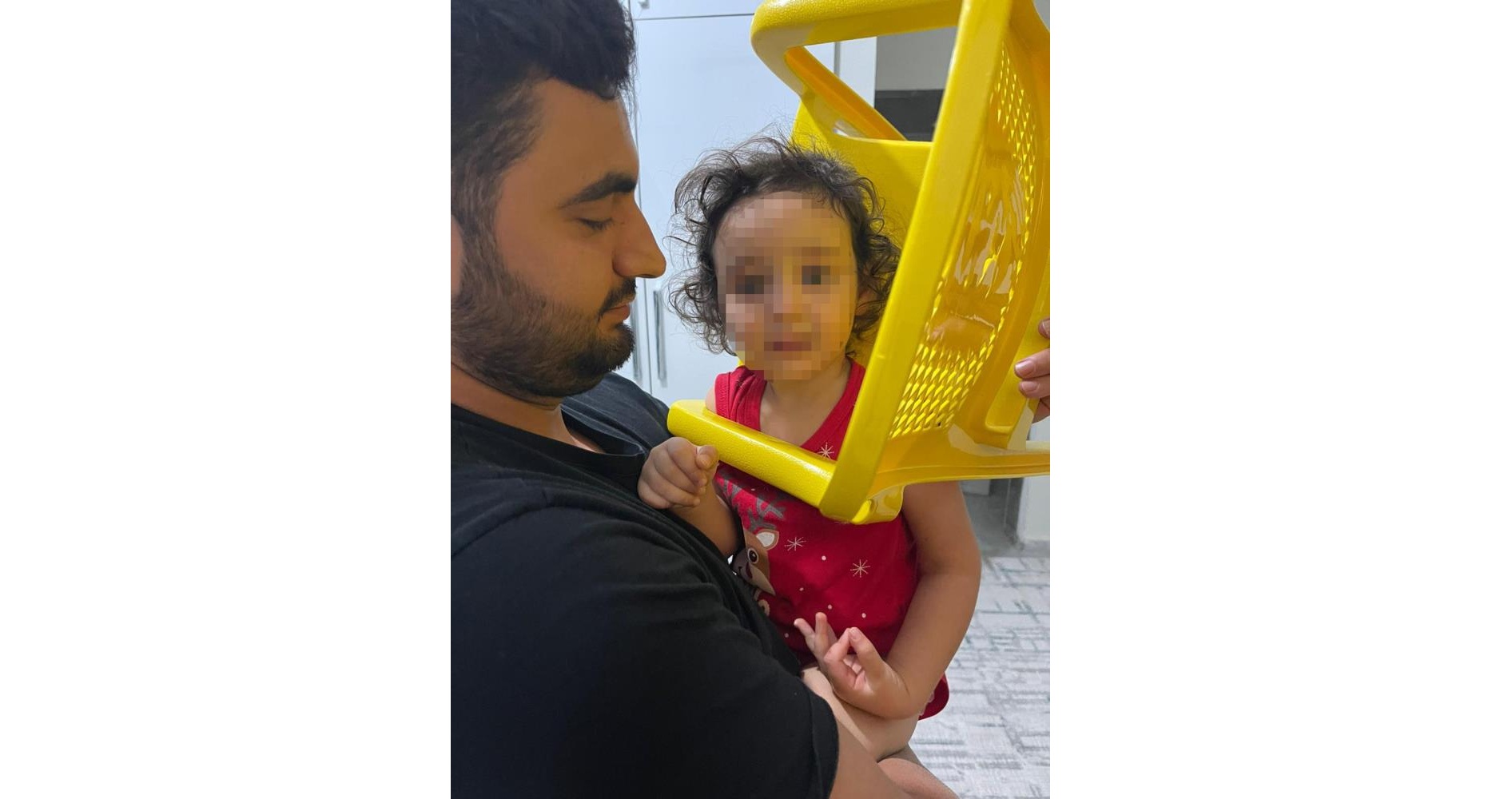 Kafası plastik sandalyeye sıkışan çocuğu itfaiye ekipleri kurtardı