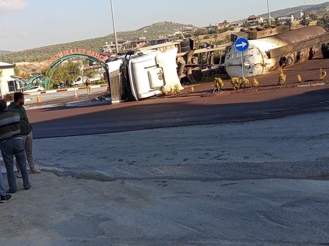 Seyir halindeki tır devrildi