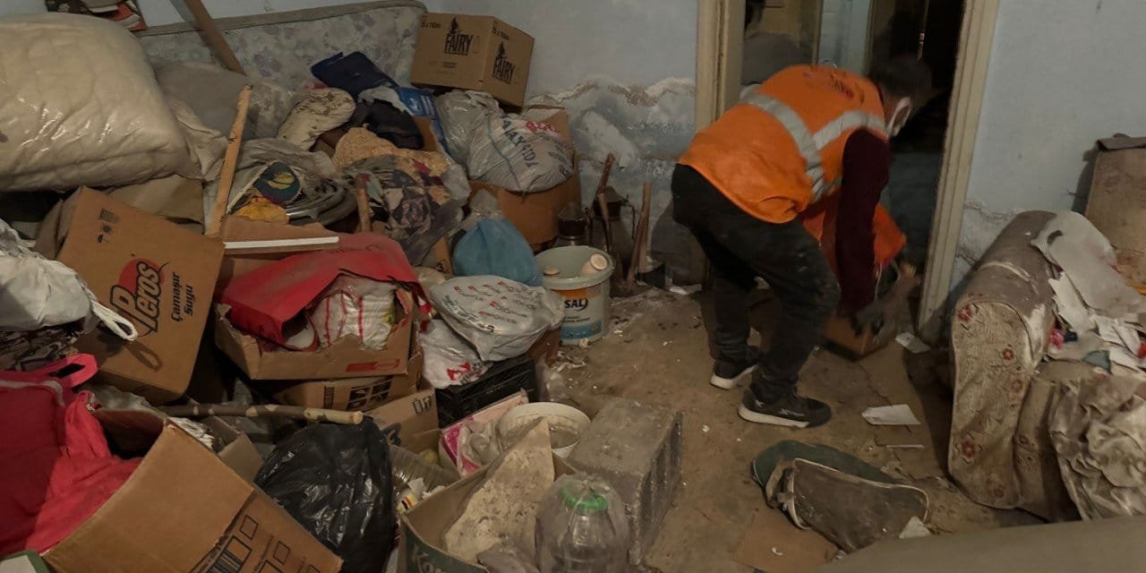 Zihinsel engelli kadın, annesinin çürüyen cesediyle yaşadı