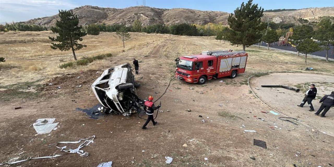 Minibüs istinat duvarından aşağı devrildi: 4 yaralı