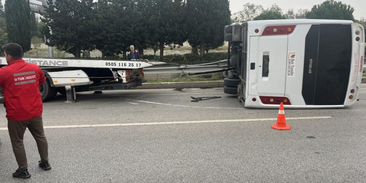 Havalimanı personel servisi devrildi: 5 yaralı