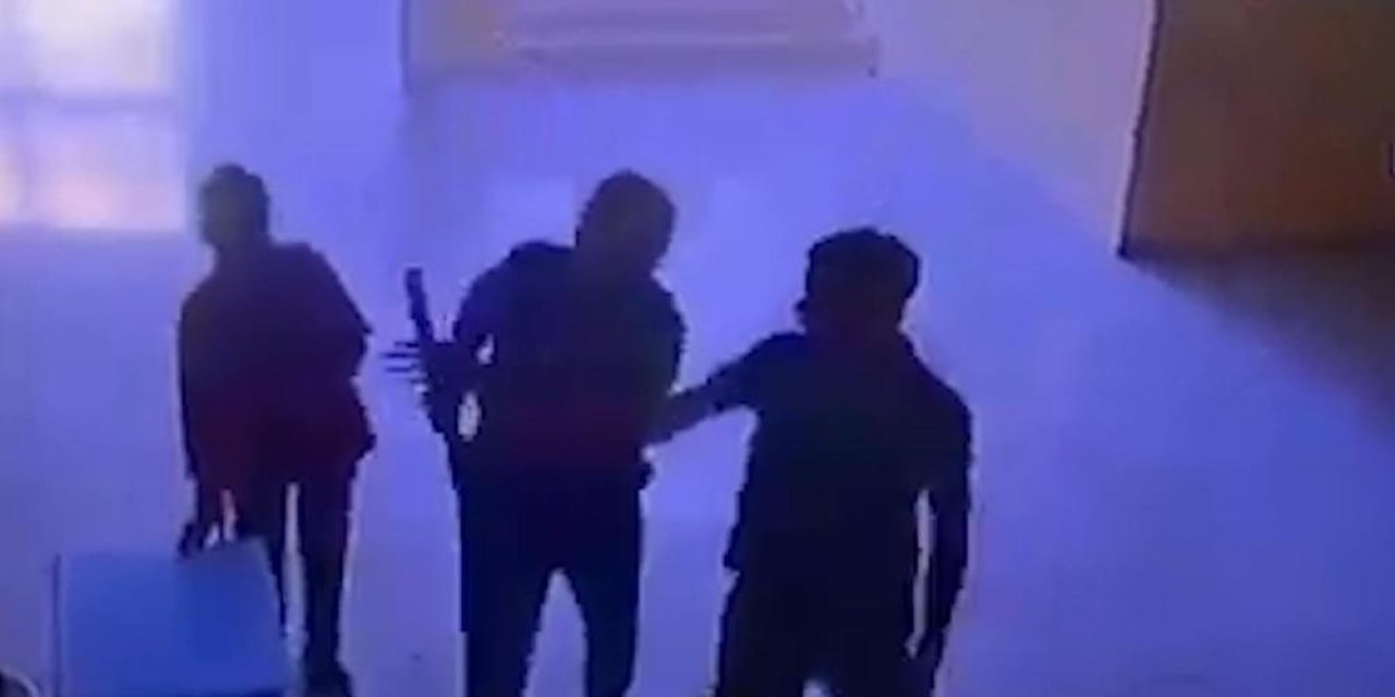 VİDEO - Öğretmen, veli tarafından sopayla darbedildi