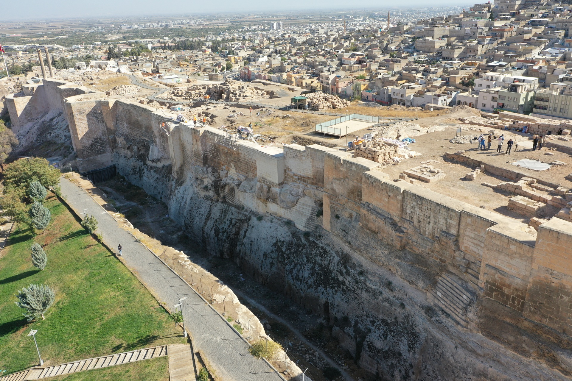 Urfa Kalesi'nde 5. yüzyıla ait yazıtlı mozaik bulundu