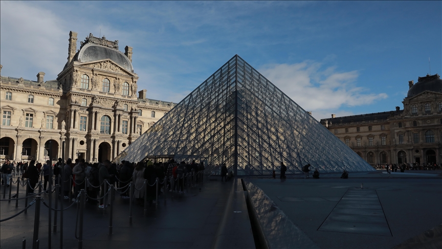 Louvre Müzesi'nde soygun