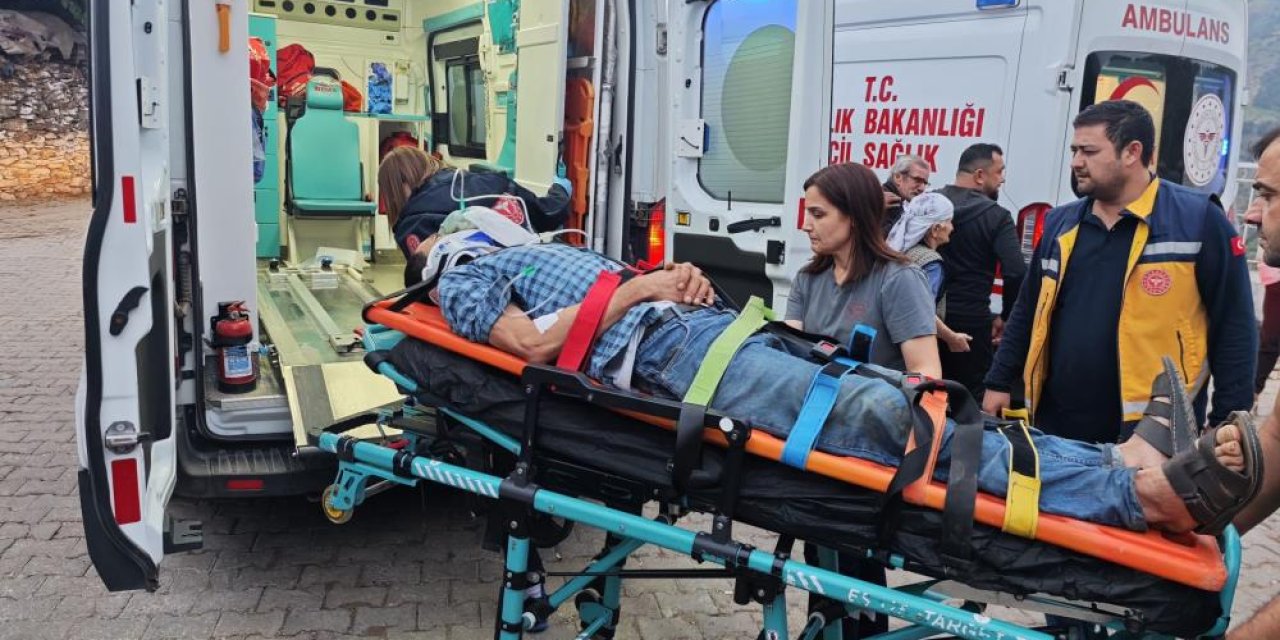 Kamyonet uçuruma yuvarlandı: 3 yaralı