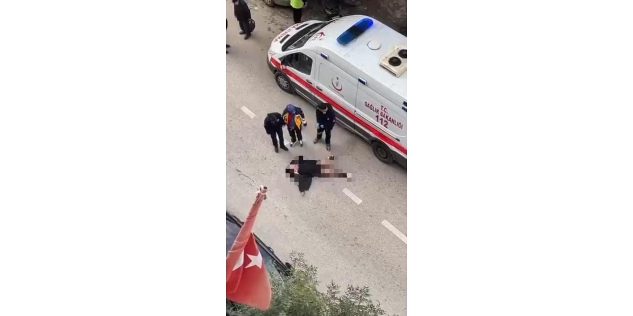 VİDEO - Yolun ortasında yatan kadın, sinir krizi geçirdi