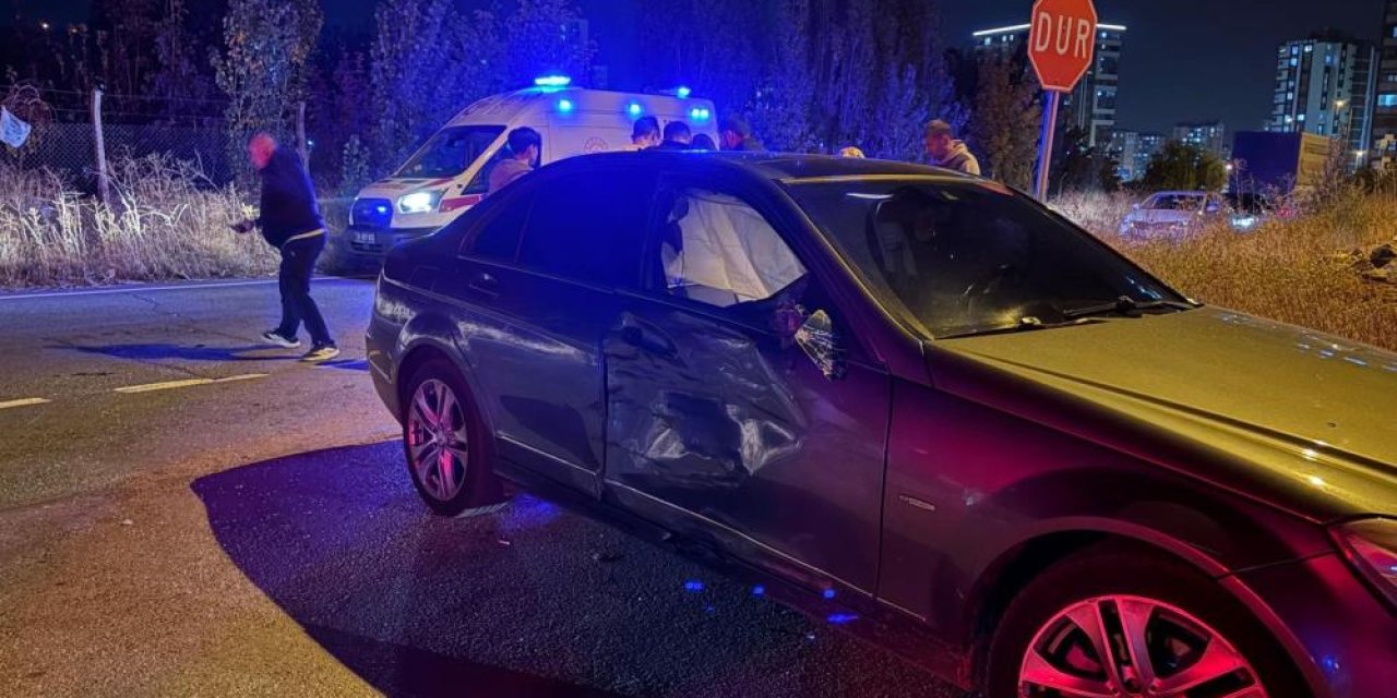 Motosiklet otomobile çarptı: 1’i ağır 4 yaralı