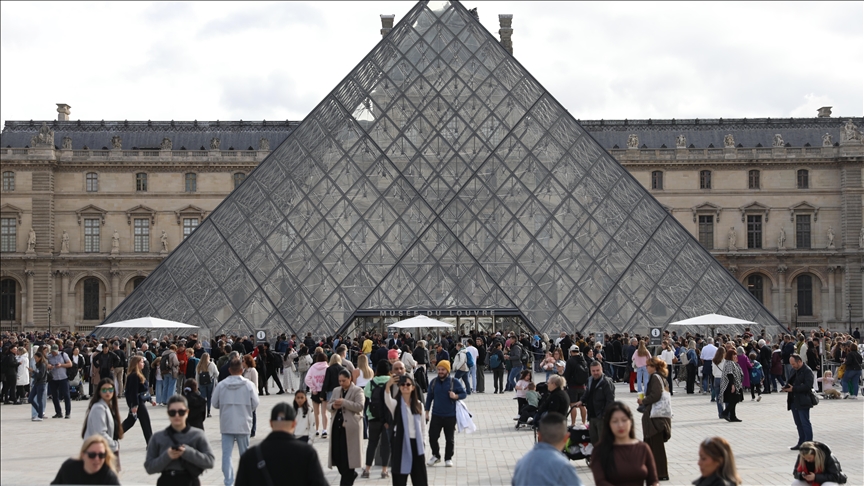 Soyulan Louvre Müzesi'nin müdürü istifasını sundu