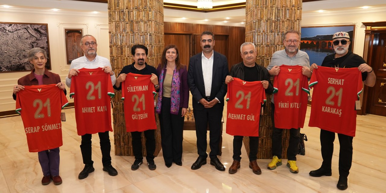 Diyarbakır Belediyesi’nden Koma Amed üyelerine "21" jesti