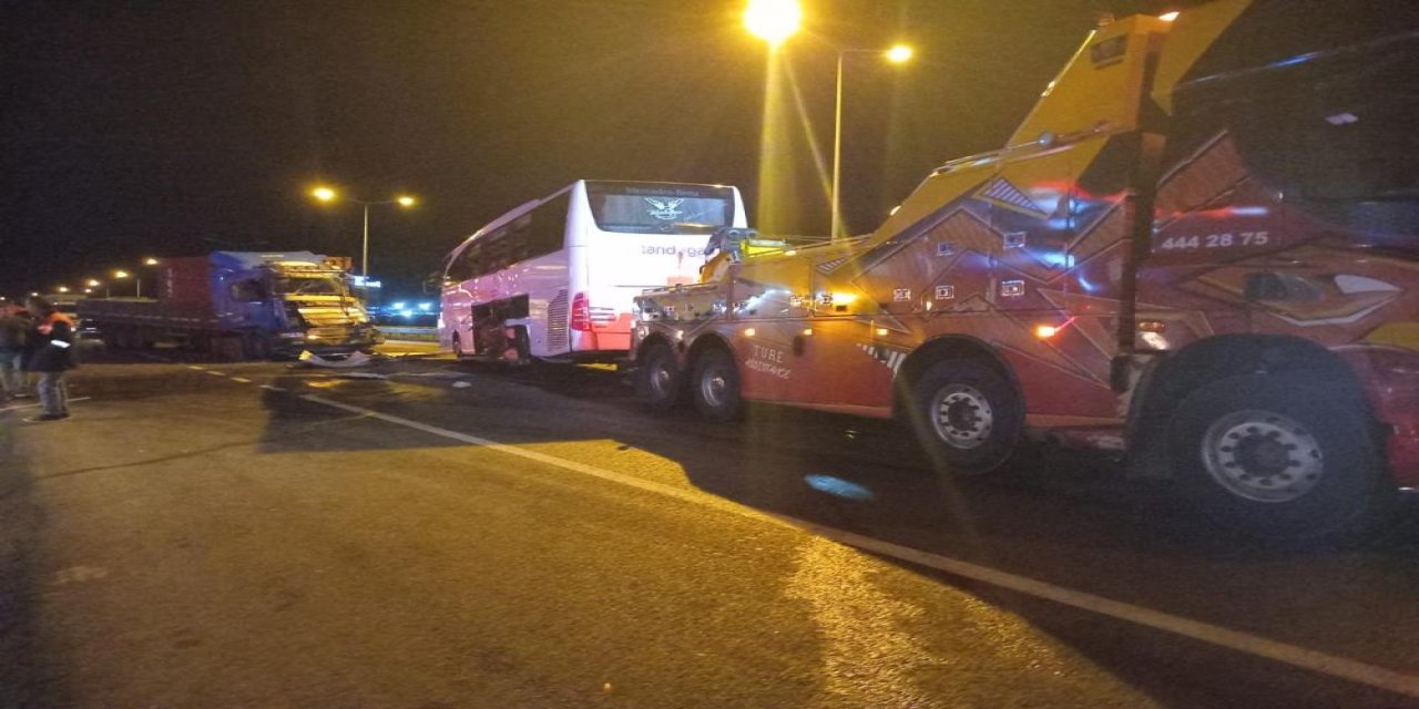 Yolcu otobüsü ile TIR çarpıştı: 20 yaralı