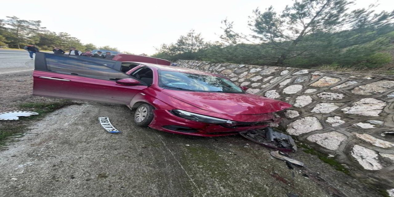 İki otomobil kafa kafaya çarpıştı: 4 yaralı