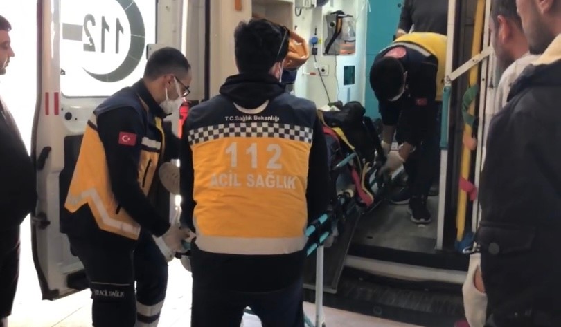 Yol kenarında silahla vurulmuş 2 kişi bulundu