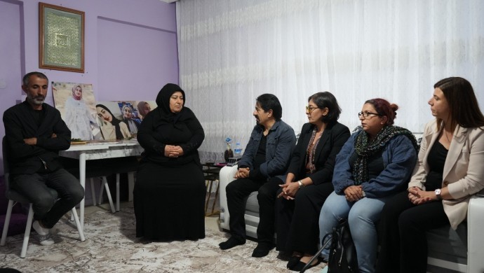 Koma Amed’den Rojin Kabaiş’in ailesine ziyaret