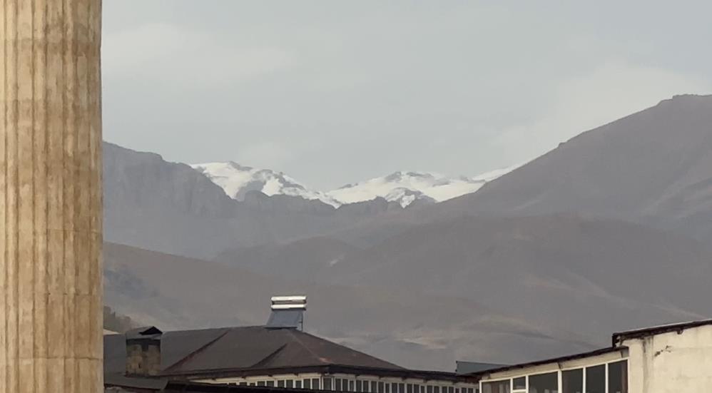 Mor Dağı'nın zirvesi beyaza büründü