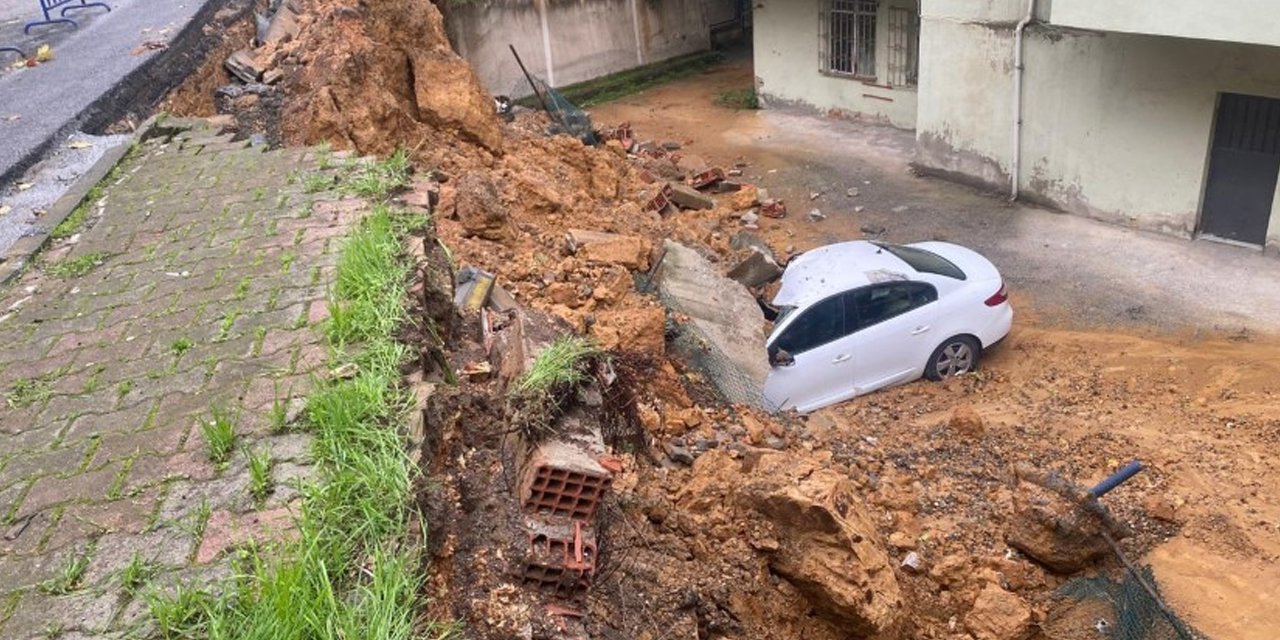 İstinat duvarı 3 otomobilin üzerine çöktü