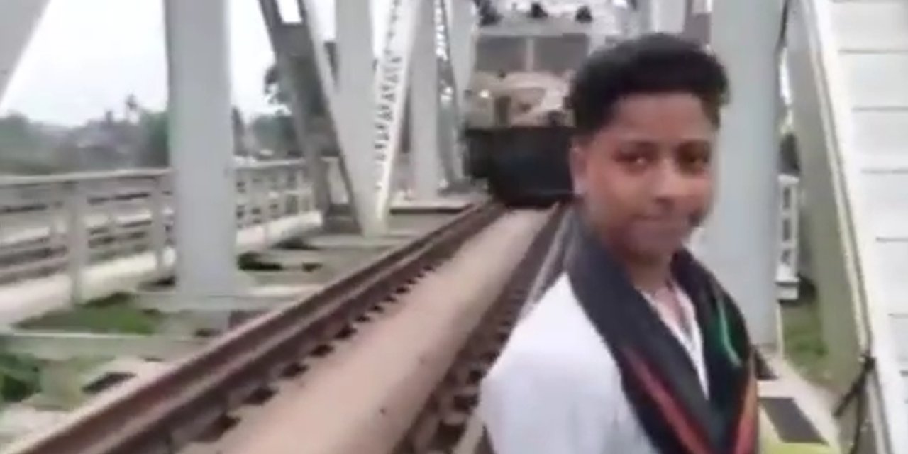 VİDEO - Raylarda video çeken çocuğa tren çarptı