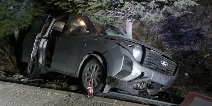 Hafif ticari araç refüje çarptı: 1 yaralı