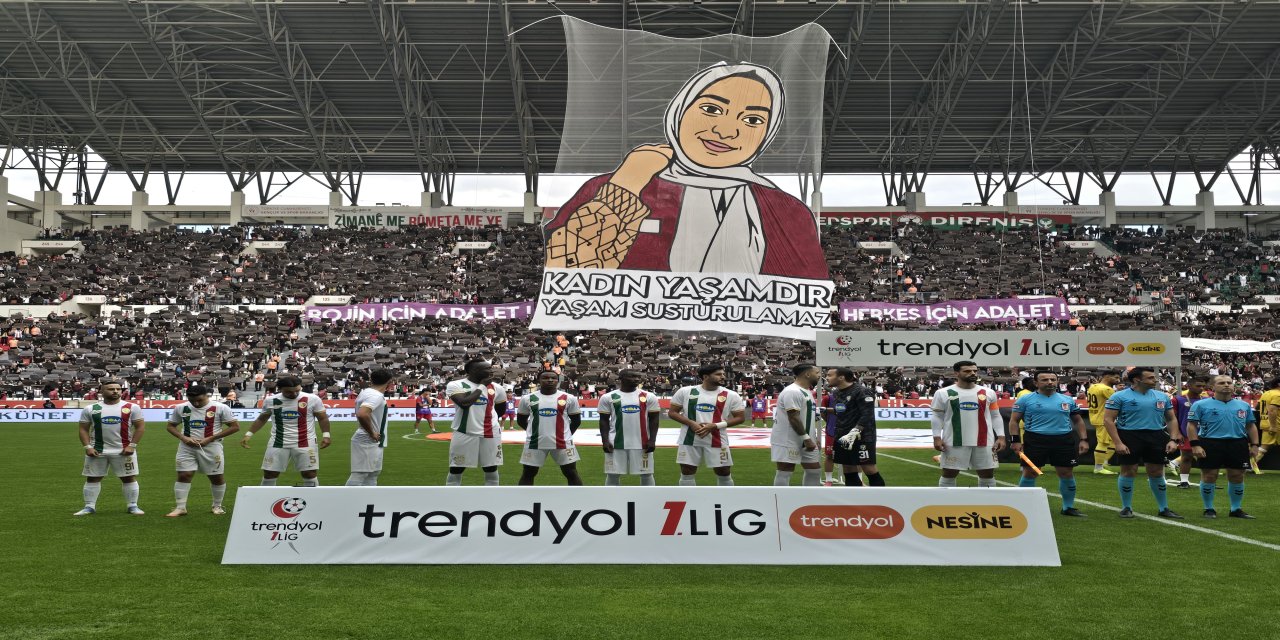 Amedspor tribünlerinde Rojin Kabaiş koreografisi