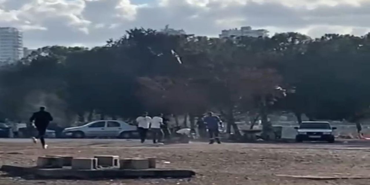 Bir grup bir kişiyi darbetti