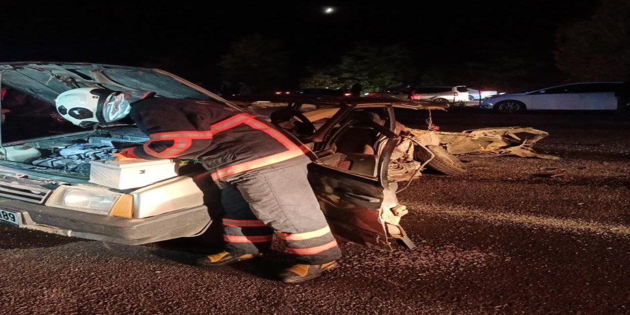 İki otomobil çarpıştı: 1 ölü 3 yaralı