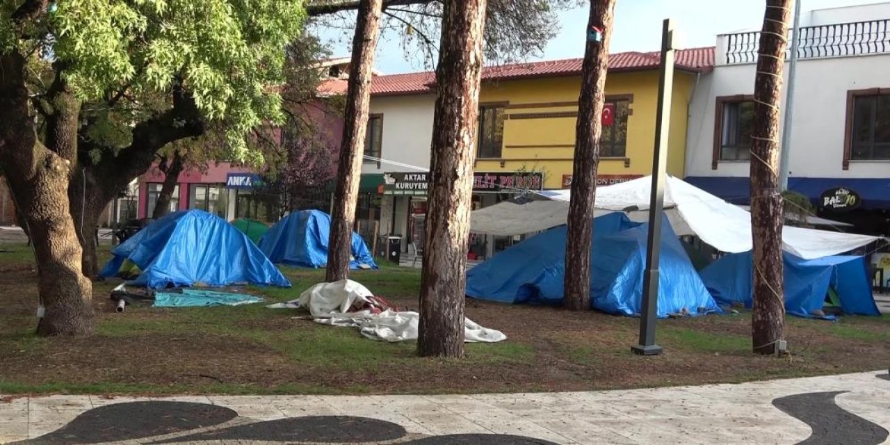 VİDEO - Depremin ardından halk geceyi sokakta ve çadırlarda geçirdi