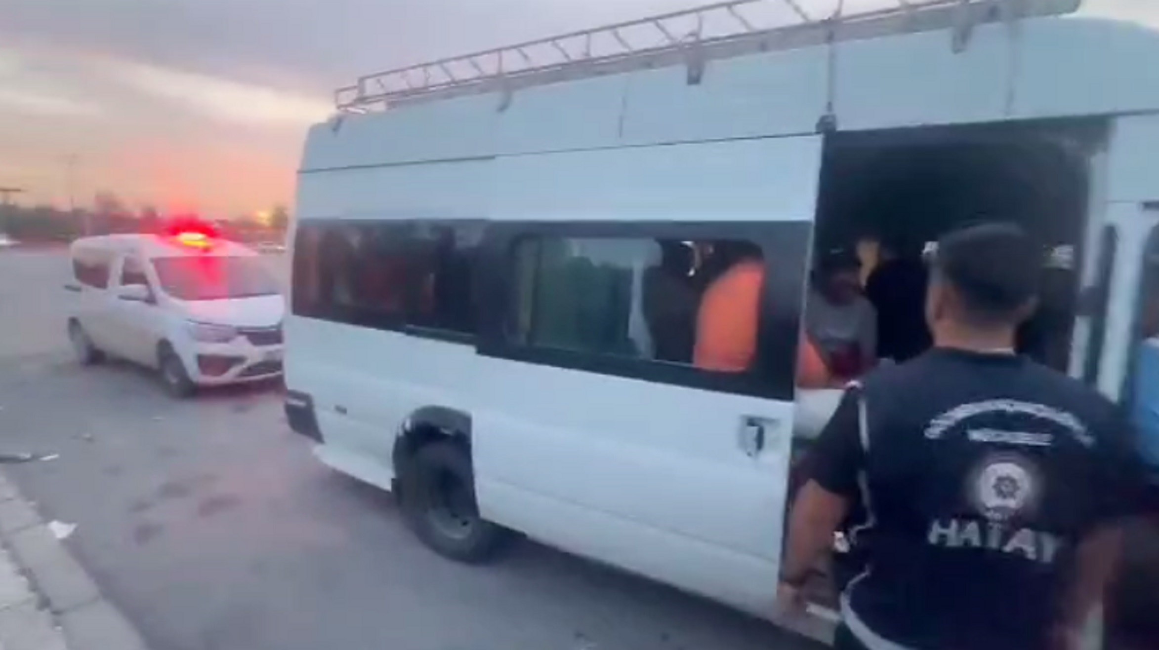 Hatay'da minibüs dolusu göçmen yakalandı