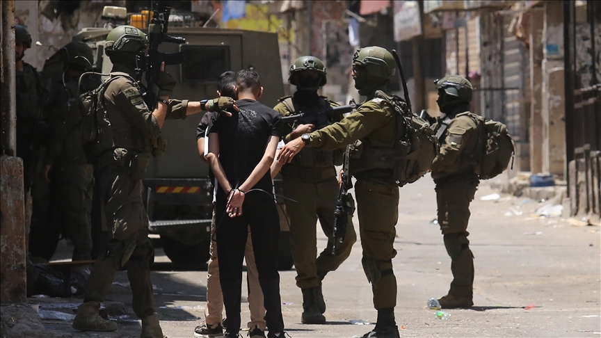 İsrail ordusu 44 Filistinliyi gözaltına aldı