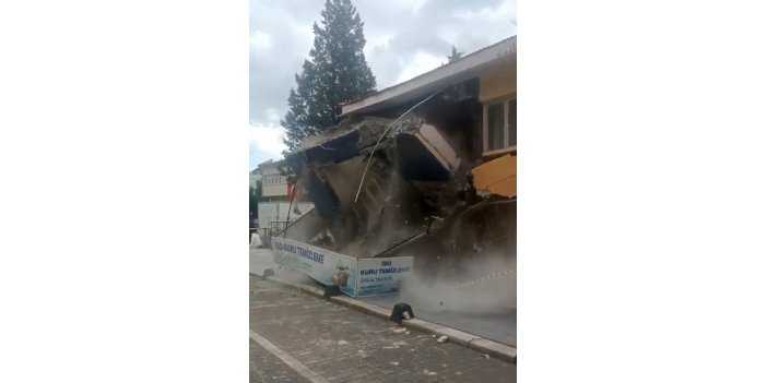 Depremde hasar gören bina kendiliğinden yıkıldı