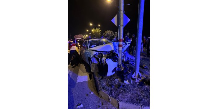 Otomobil trafik ışığı direğine çarptı: 3 yaralı