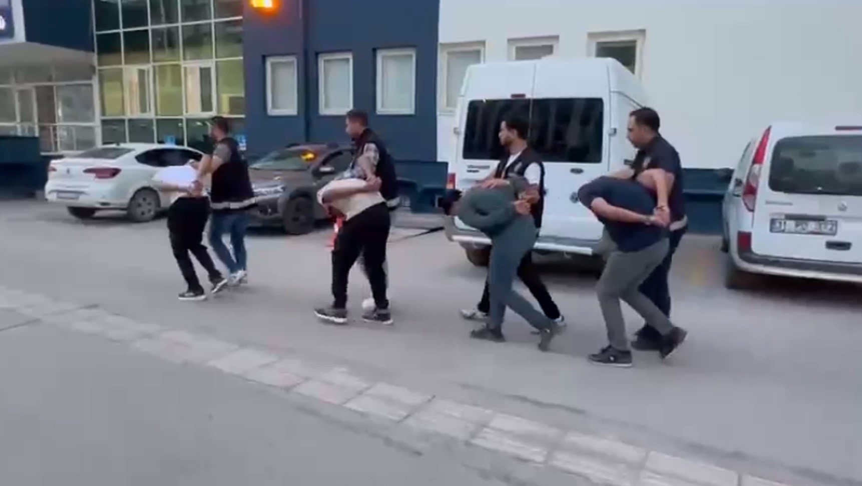 Havaya rastgele ateş açan 4 kişi gözaltına alındı