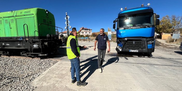 Malatya’da tren tıra çarptı