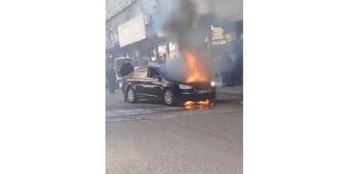 Park halindeki otomobil alev aldı