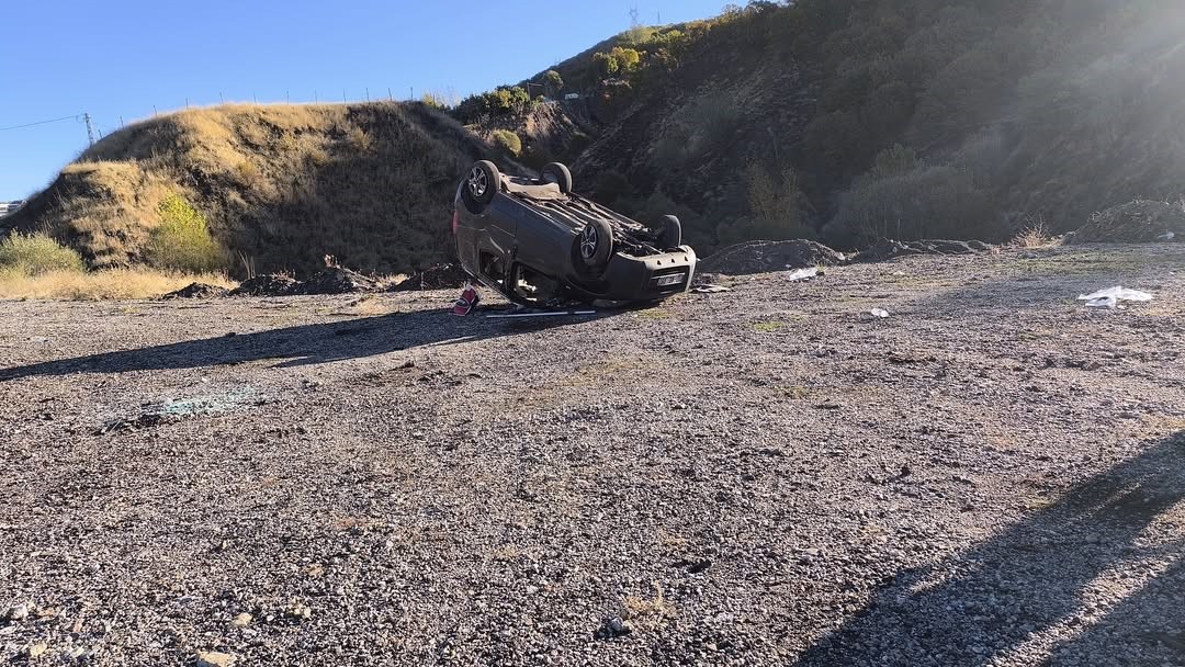 Hafif ticari araç takla attı: 5 yaralı