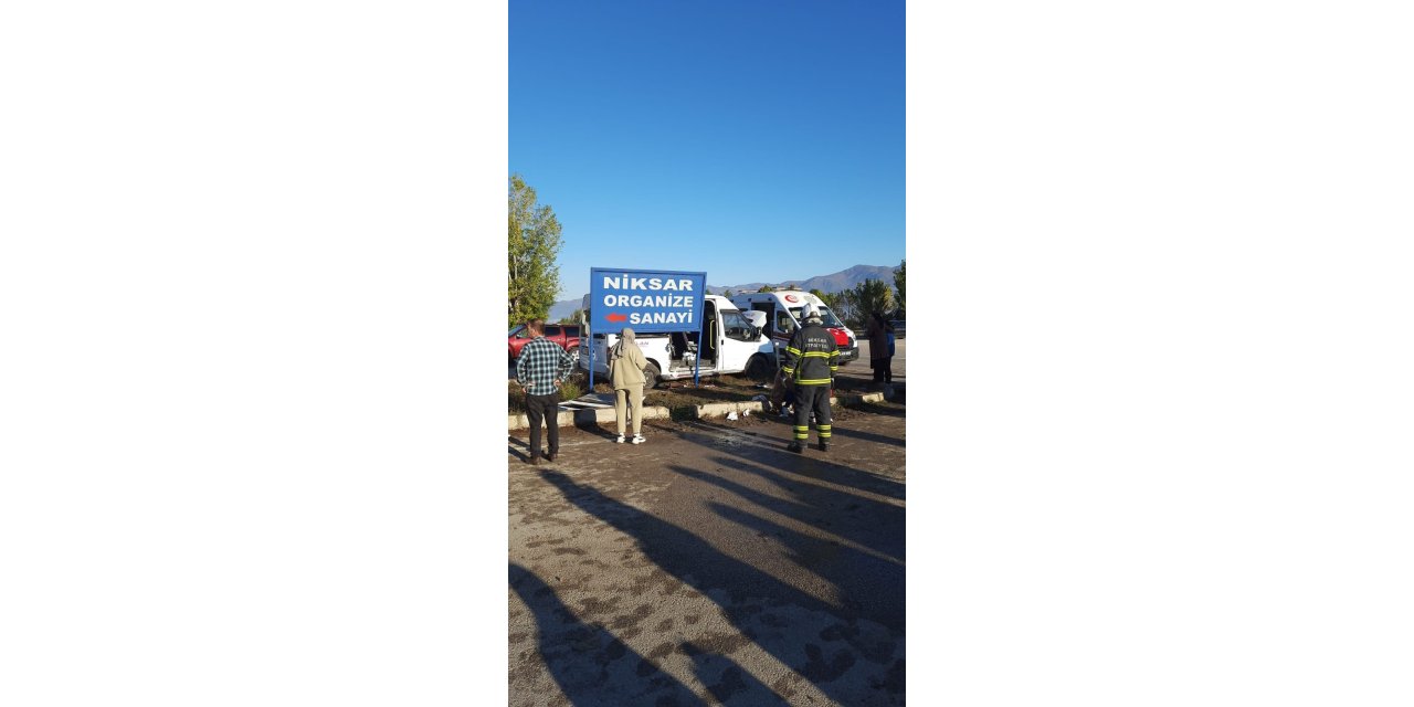 İki işçi servisi çarpıştı: 10 yaralı