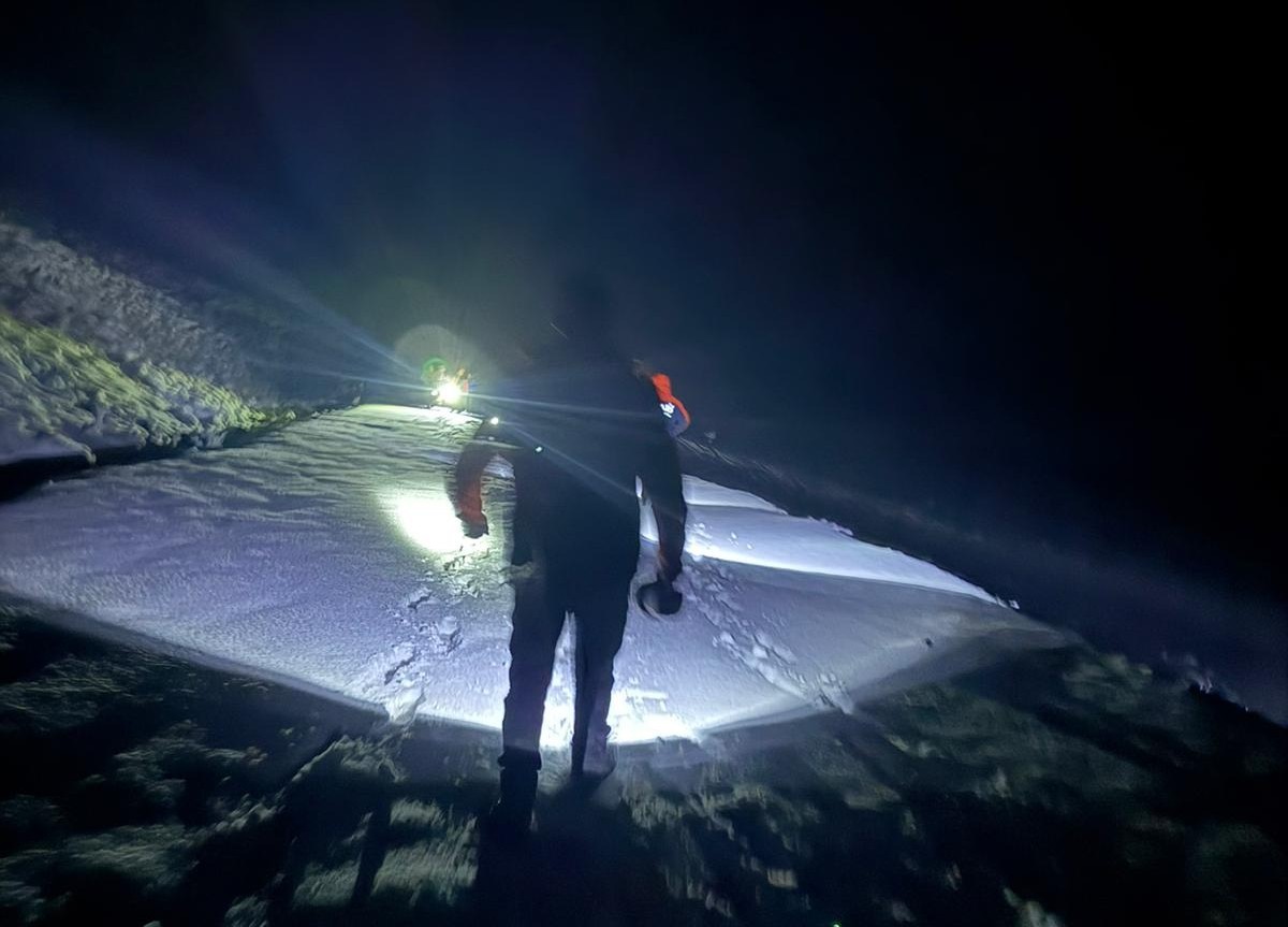 Karda mahsur kalan 2 kişi kurtarıldı