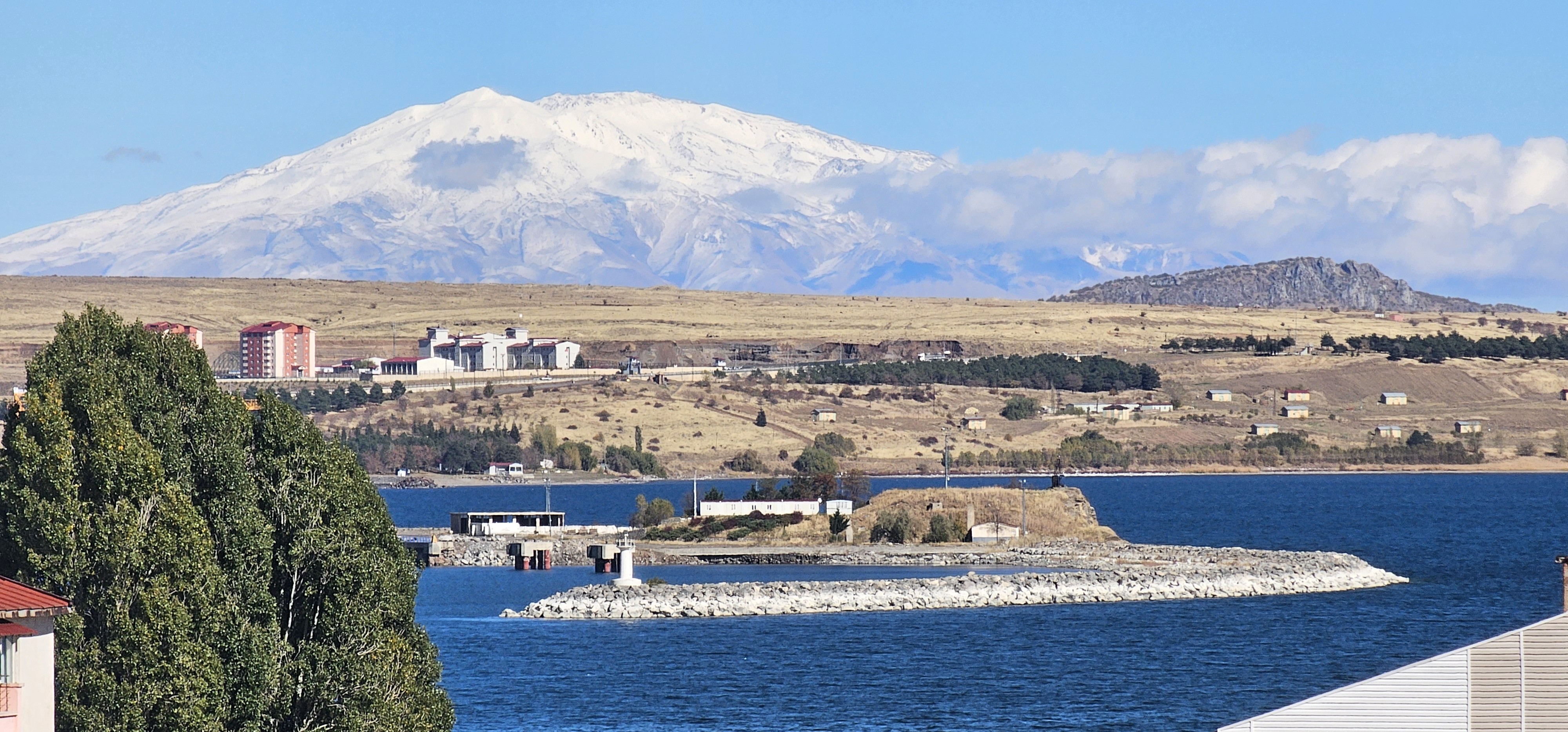 Tatvan'ın yüksek kesimleri beyaza büründü