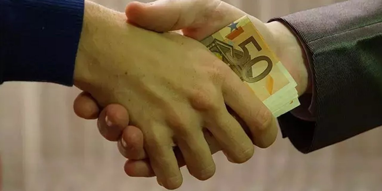 Kore’de tek elle para vermek neden saygısızlık?