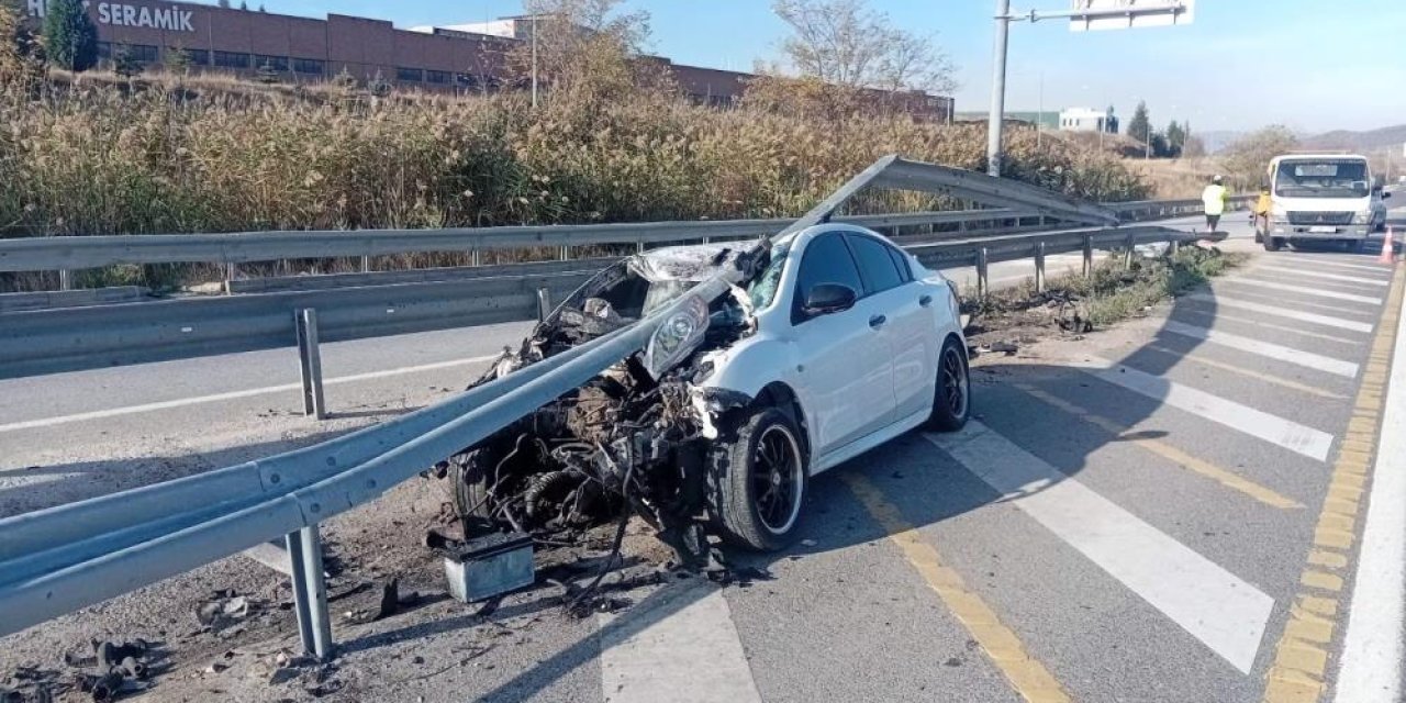 Otomobil bariyerlere çarptı; 6 kişi yaralandı