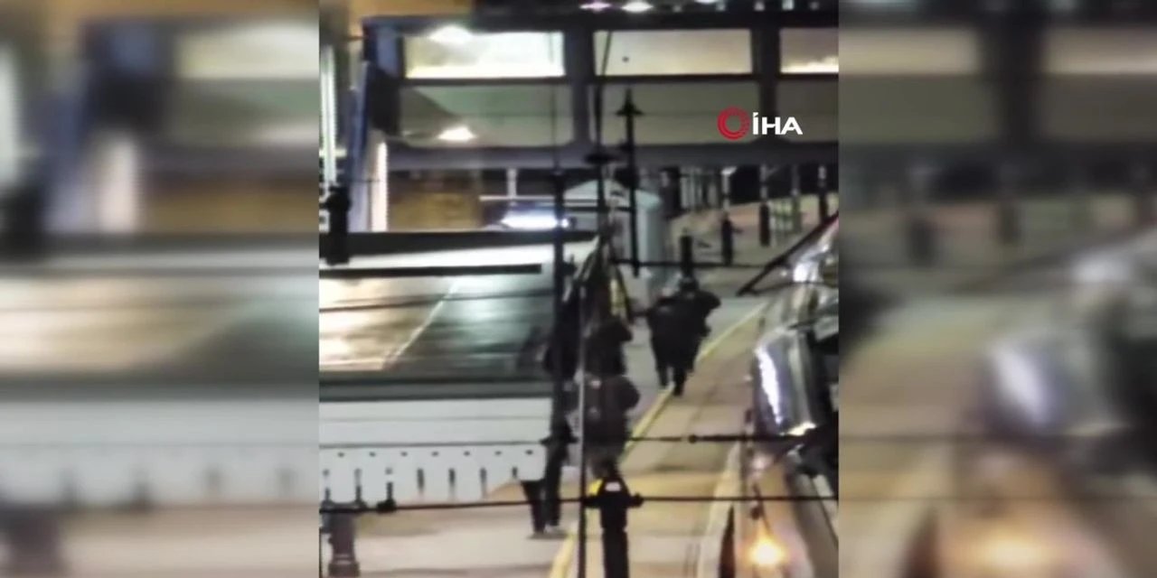 Trende bıçaklı saldırı: 10 yaralı