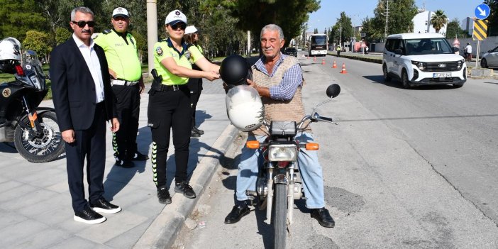 Polis ekipleri, motosiklet sürücülerine kask dağıttı