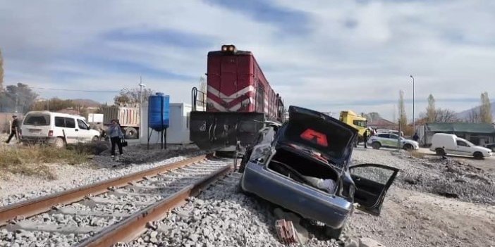 Tren ile otomobil çarpıştı