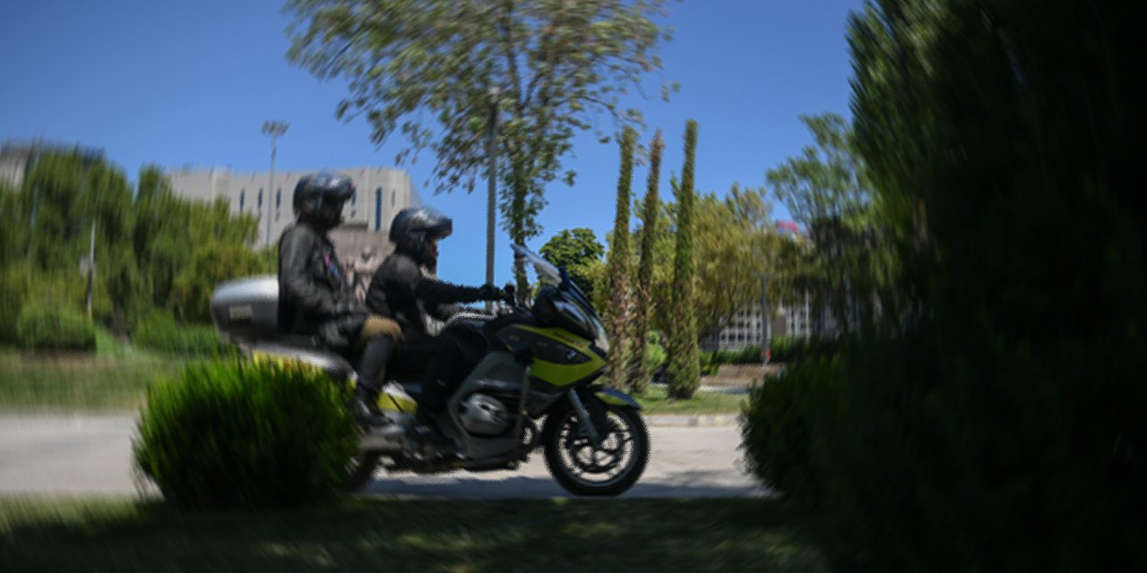 Motosikletlerde yeni zorunluluk: artık sürücü de yolcu da takacak!