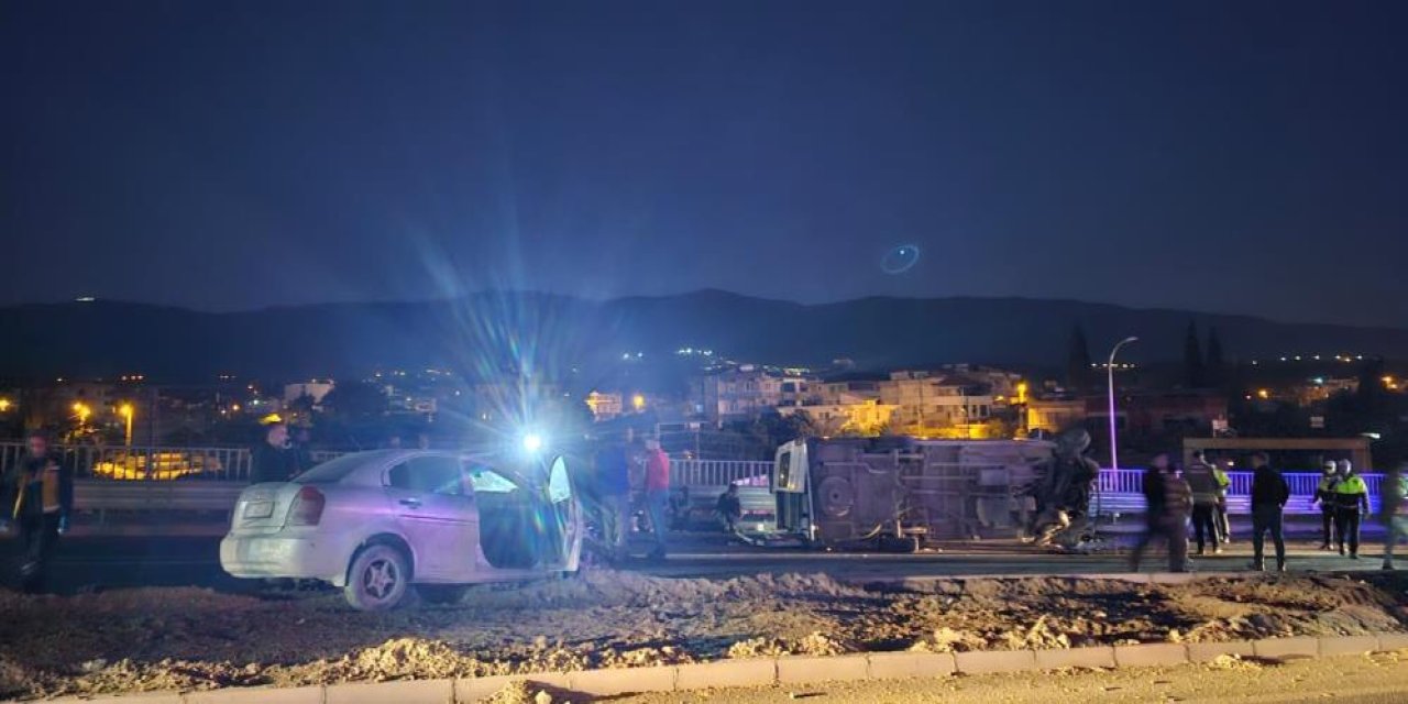 Minibüs ve otomobil çarpıştı: 11 yaralı