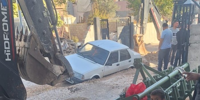 Otomobil alt yapı çukurunda mahsur kaldı